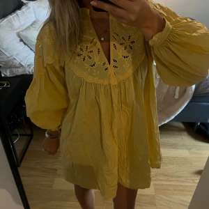 Klänning - En gul slutsåld klänning från lindex!  Klänningen är en storlek XS men skulle säga att den är stor i storlek!🩷