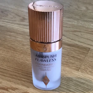 Charlotte Tilbury Foundation - Charlotte tilbury foundation, säljer pga fel färg. (Bara testat) Färg: 4 neutral