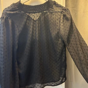 Blus - Söt genomskinlig blus, st 32 men passar mig som är st 36.🥰