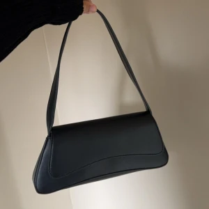 Väska  - Super söt liten väska, nytt skick. Köparen står för frakten 