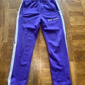 Palm Angels trackpants purple - WTS Palm Angels trackpants lila.   Storlek M, köpta av Wear the hype 2023, Digitalt kvitto finns Cond: 9/10, knappt använda Pris: 1300 kr Skickas spårbart med postnord eller hämtas upp I Sundbyberg 🙂