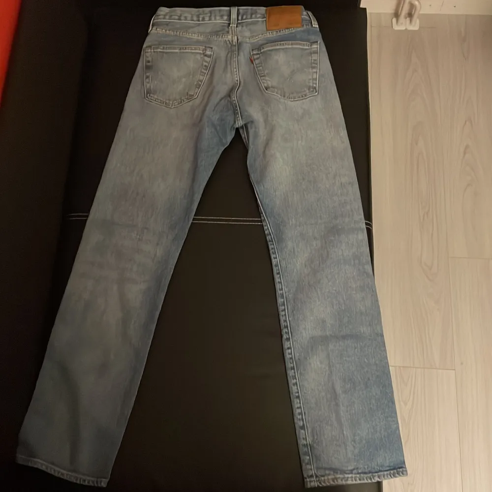 Säljer ett par Levi's 501 jeans. Köpta för cirka 9 månader sedan och använda några gånger per månad i cirka 4 månader. Nypris var 1100 kr, nu säljer jag dem för 450 kr (priset kan diskuteras). Skick: 9/10!  Vid intresse eller frågor, hör gärna av er!. Jeans & Byxor.