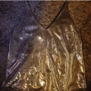 Glittrig topp - (för mer info fråga eller ta en titt i min profil och kolla in mitt föra konto som följs) PASSAR EJ SÅ KAN INTE GE NÅGOT SVAR PÅ HUR DEN SITTER PÅ (UTÖVER DET KORVSKINN DEN SKULLE VARIT PÅ MIG😉) OBS DEN HAR SLITNINGAR SOM SYNNS LITE PÅ BILDERNA
