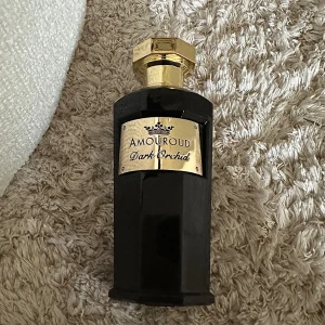 Amouroud - Dark Orchid - Parfymen är i 100 ml och endast testad. Nypris för denna är ca 1 200 kr. Mitt pris är 650 kr. Kan diskuteras vid snabb affär.  Doften är unisex och har noter av bla.a. jasmin, bergamott, sandelträ & mandarin. 