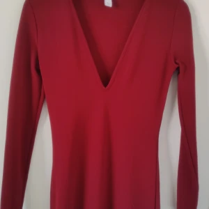 Rebecca Stella röd klänning bodycon  - Snygg vinröd klänning tight fodral. Storlek XS. Slits. 