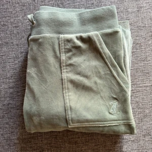 Juciy byxor - Säljer mina juicy byxor i storlek s som är använda 1-2 gånger. Jag har även en kofta till dena i samma storlek som ligger i tvätten hör av er vid intresse😊