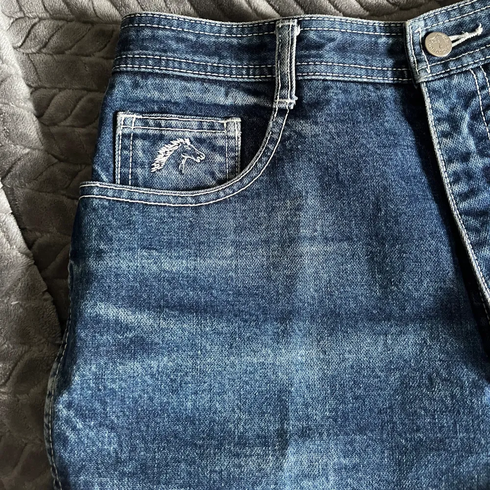 Säljer dessa shorts från märket jordache. Shortsen är från början jeans som är avklippta. Vill man ha jeansen kortare går det att klippa av dem mer. . Shorts.