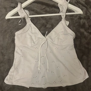 Blus - Fin blus från H&M i storlek Xxs, använd fåtal gånger och ser oanvänd ut 💞 lämna gärna prisförslag 