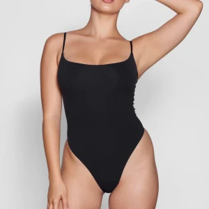 Skims fits everybody cami bodysuit  - Äkta skims cami bodysuit. Aldrig använd och har lappen kvar. Köpt för 749 kr🌸