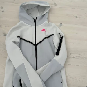 Vit nike tech hoodie - Vit nike tech hoodie i storlek xs man men passar också kvinnor bra i storleken. I väldigt bra skick. 
