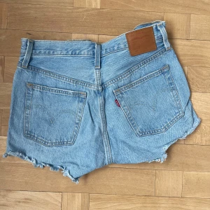 Levi’s shorts - Nästintill oanvända 501 jeansshorts från Levi’s! Dom är i nyskick. Nypris 669kr, mitt pris 400. Perfekta nu till sommaren!! 🌞