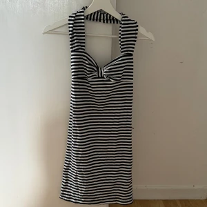 Halterneck klänning  - En randig halterneck klänning från Gina tricot som inte kommer till användning🩷
