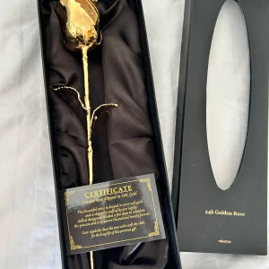 Ros doppad i guld  - Säljer en ros doppad i guld, certifikat medföljer. Tyvärr inget kvitto då jag fick den i present men den har legat i en box sen dess. Vill få den såld så fort som möjligt innan jag åker på semester 