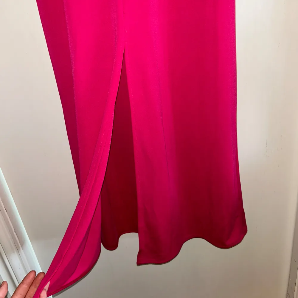 Snygg rosa långklänning från mango, Köpt för 2 år sen men har tyvärr bara använts en gång, Den har dubbelt tyg vid bysten och en slits på baksidan!🩷 slutar strax över ankeln på mig som är 171cm, och mest lik färgen i bild 3!🩷🌟. Mekot.