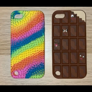 2 skal passar till iPod Touch 5/6/7 - 2 skal till iPod Touch 5/6/7, bra skick, köpt på Claire’s, material: mjuk silikon, 