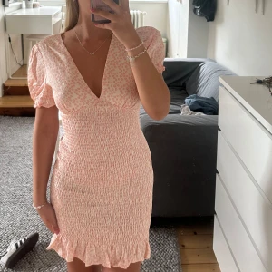 Rosa klänning   - Rosa blommig sommarklänning från Zara. Dragkedja på sidan.  Säljer då den inte kommer till användning. Jätte bra skick💓