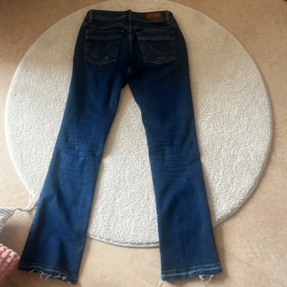 Säljer mina jätte fina ltb jeans pågrund av att jag inte använder de längre. Innerbenslängd 81cm, måttet runt midjan är det 69cm. Har också sprättat längst ner så jeansen är lite längre. . Jeans & Byxor.