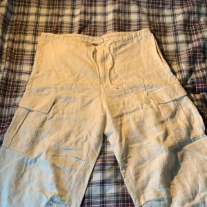 Linne Parachute pants - Fint skick. Säljs pga stilbyte Lite stora på mig i midjan men passar bra på längden är 186 cm Nypris 800