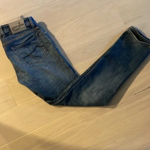 Jacob Cohën jeans - Ett par fina Jacob Cohën jeans model 688/slim fit Skick 9/10 säljer då de inte passar mig. Jeansen passar om man är runt 183-195. Priset är ej hugget i sten!