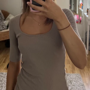 T-shirt  - Jätte fin ribbad t-shirt i en kall brun färg💞