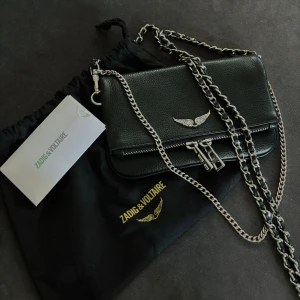 Zadig & Voltaire Väska Mini - Säljer min Zadig väska då den inte längre kommer till användning. Väskan är använd och där av har den tappat färg på små områden på kedjan, men övrig väldigt varsamt använd. Köpt via Zalando 💗 Nypris 2759kr