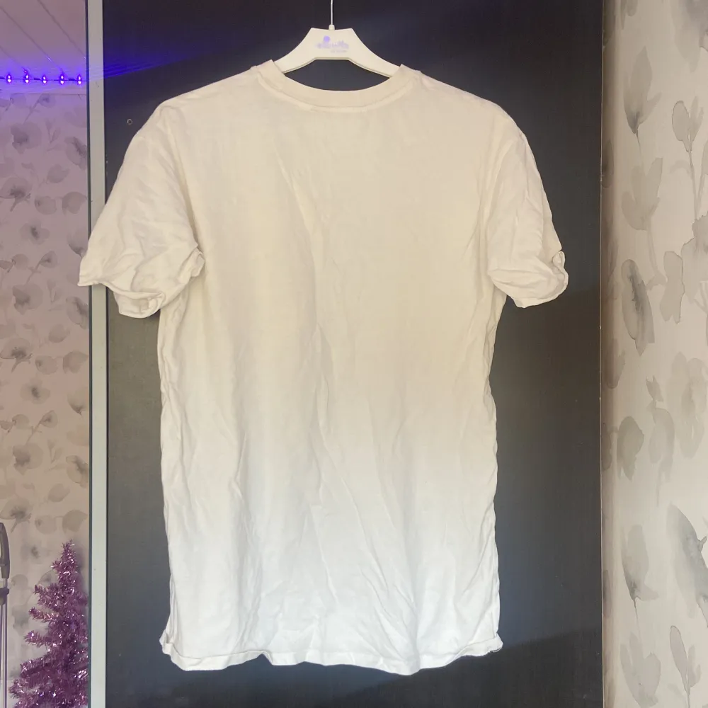 Fin Billie Eilish t-shirt. Helt okej skick. Lite fläckar som man kan se på bild 3 men går säkert att få bort. Jag har bara inte försökt passar folk från 170-M. T-shirts.