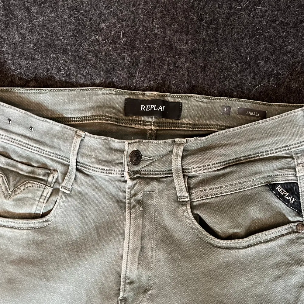 Tjena, säljer ett par supersnygga Replay jeans i grå färg|| modell ANBASS|| Storlek W31 L32|| skick mycket bra, några få märken (därav bra pris) som på sista bilden men dessa syns knappt|| hör av dig vid frågor ;). Jeans & Byxor.