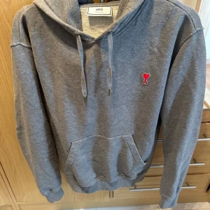Ami Paris hoodie - Nyskick Ami Paris hoodie i en skön kvalitets hoodie, storlek S. Mörk grå färg. Nypris över 2000kr!