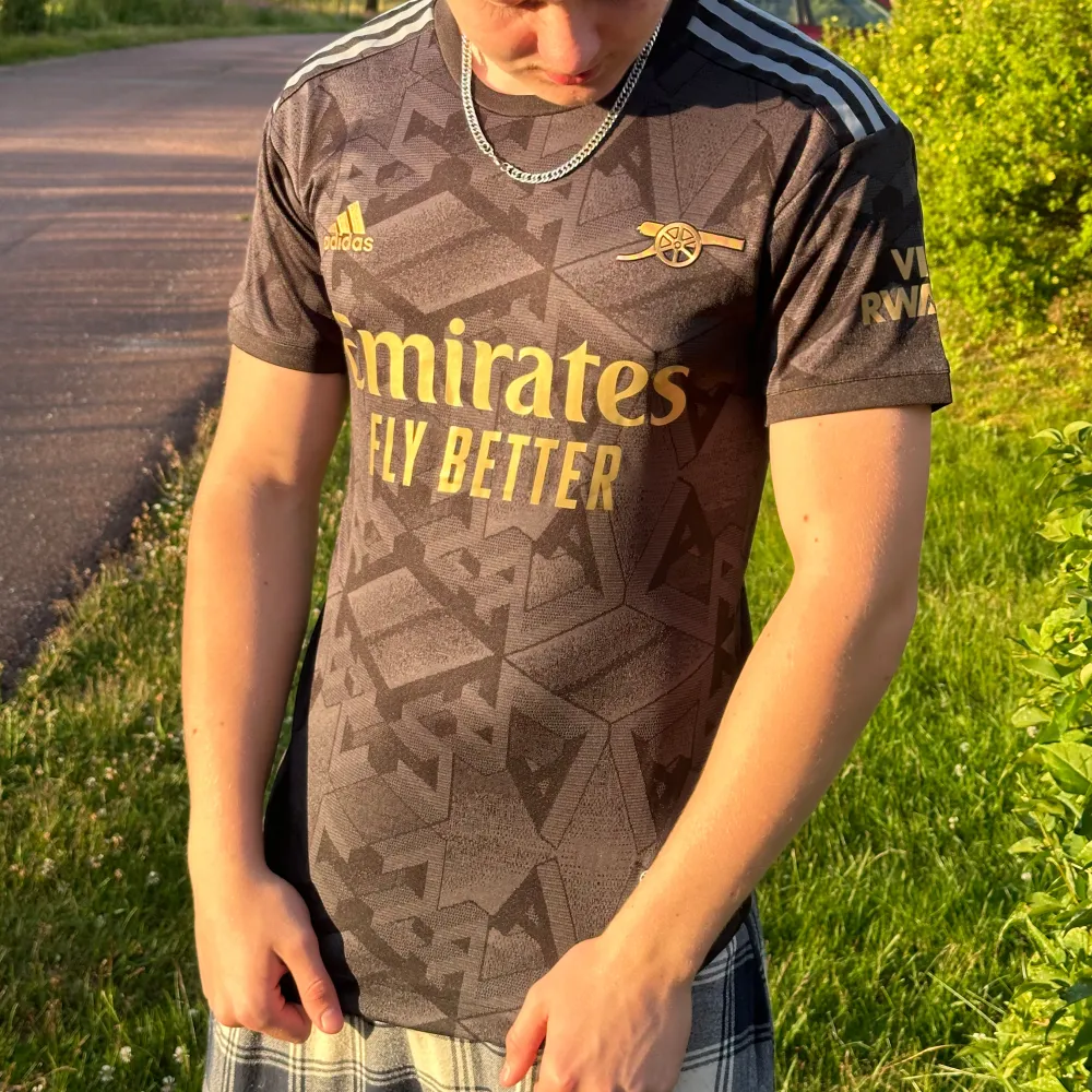 Fotbollströja, Arsenal, svart. Storlek M.. T-shirts.