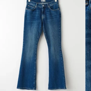 Low waist jeans  - Säljer mina lågmidjade blå jeans från gina tricot. Färgen är lite ljusare i verkligheten. Använd 1 gång❤️