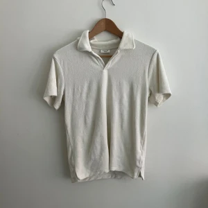 Frotté piké  - En riktigt snygg frotté tröja som är 10/10 skick nypris på denna var ungefär 300 säljs nu för 100 Den är i m barn men passar L