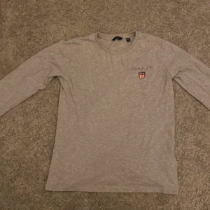 Gant tröja, grå - Bra skick bara använt någon gång, storlek 146/152cm. Frakt från 39kr 