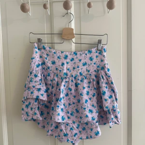 blommig Zara kjol  - kjol med shorts i. Använt få tal gånger och är i bra skick förutom att dragkedjan kan vara lite trög. Sann i storlek