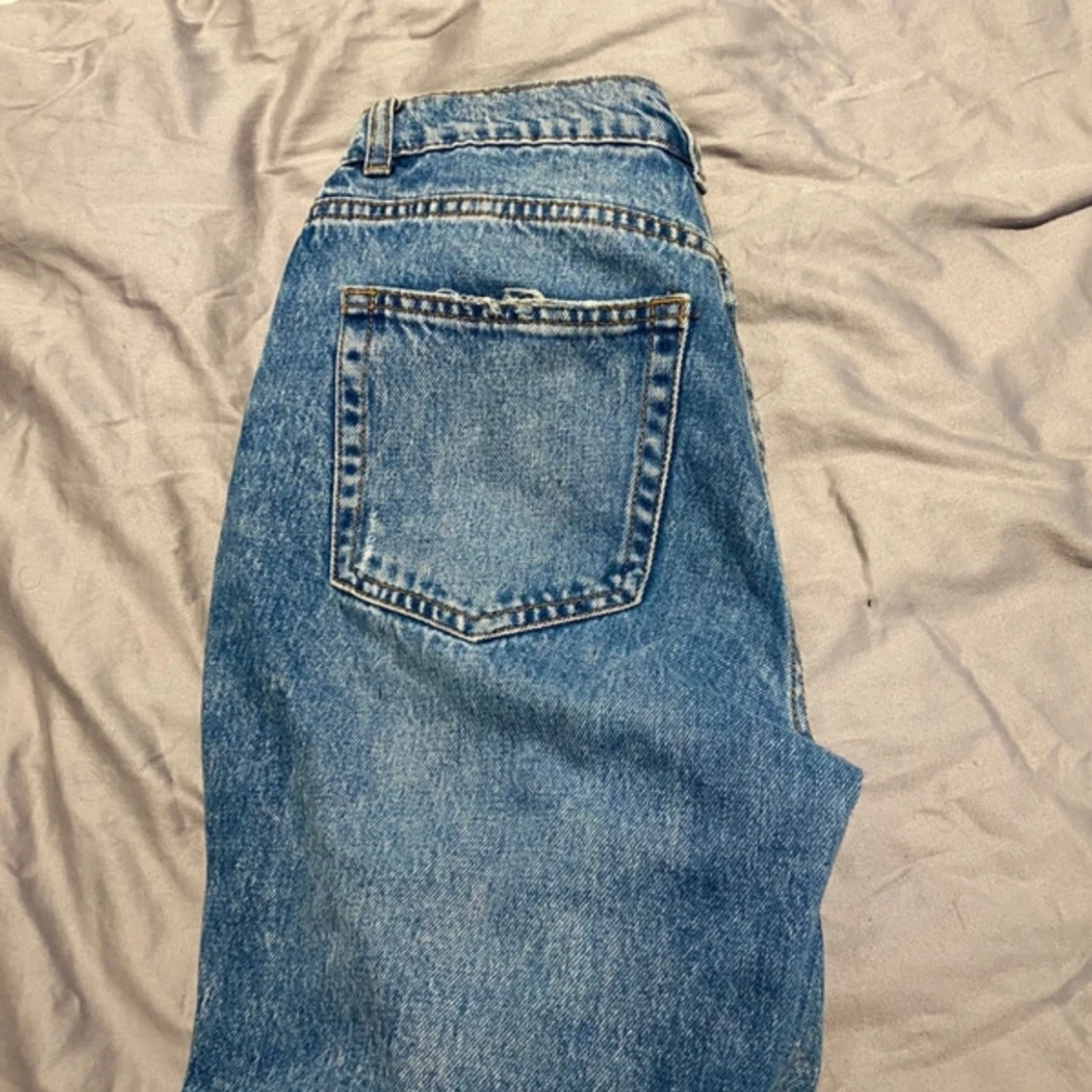 Blåa jeans med hål  - 91