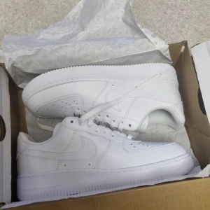 air force 1 - Tjena Säljer mina skor då dom aldrig kommer till användning  Storlek 42 helt nya 