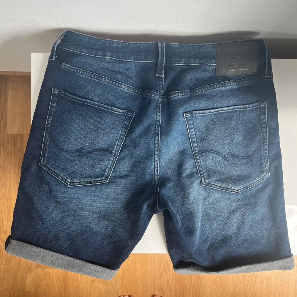 Snygga jeansshorts från Jack & Jones. Som nya, använts sparsamt få de inte längre passar mig. Storlek M.. Shorts.