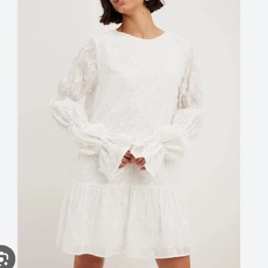 Vit klänning från NA-KD  - Säljer denna super fina klänning från Nakd som endast är använd 1 gång