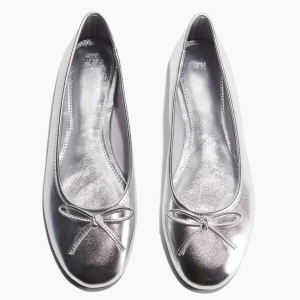 Silvriga ballerinaskor strl 37 - Aldrig använda! Silvriga ballerinaskor med låg klack från H&M i strl 37