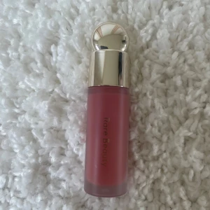 Rare beauty blush - Säljer detta Rare beauty blush i färgen Hope som är använd ca 4-5 gånger. Alltså är iallafall runt 80% av produkten kvar om inte mer. Köpt för 389kr, säljer för 195💕