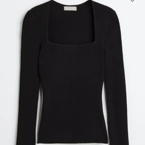 Tröja  - Svart populär ribbstickad tröja från hm med slita på änden av ärmen. Helt slutsålda på hemsidan. 💗💗