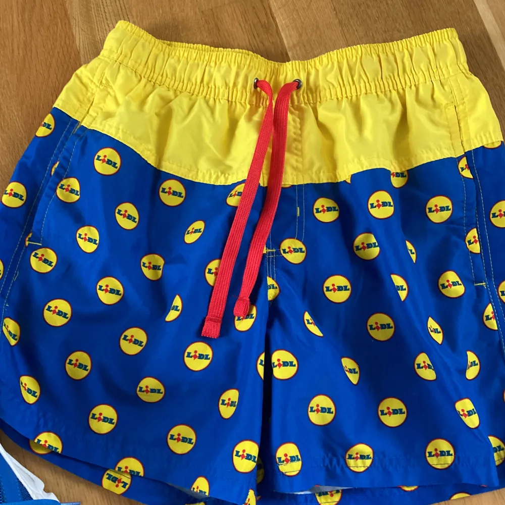 Hej, säljer dessa limiterade kläder från Lidl där allt är nästan oanvänt. Skor, tofflor och strumpor är i samma storlek, 39-40 och shorts passar S-M. Hör av er om ni vill ha allt eller bara en grej😊 400 för allt, pris kan diskuteras vid enskilda köp.. Övrigt.