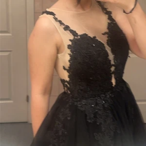 Balklänning - Väldigt fin, använts en gång! Lite uppklippt men den släpar fortfarande  väldigt mycket i makten nästan som en bröllopsklänning. Väldigt fina detaljer på den! Jag är 163 och passade jätte fint på mig.