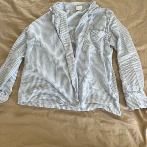 Blå randig skjorta  - Super fin o skön blå randig skjorta som finns att matcha med byxor som jag också säljer. Använd 1 gång🥰