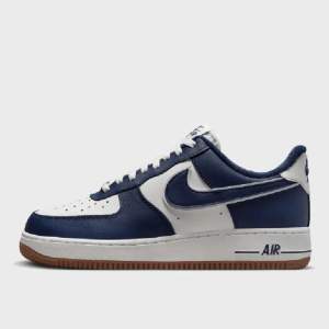 Nike Air Force 1 '07 LV8 i färgen sail/midnight navy. Storlek 40. Knappt använda. Nypris: 1300 kr 