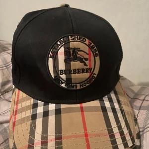 Burberry keps - Säljer nu min burberry keps då jag inte använder den längre, inga skador eller repor man kan se på bilderna, pris kan diskuteras vid snabb affär!