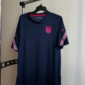 Nike England Fotbollströja Träningsställ - Helt ny, aldrig använd, extremt snygg och skön. Storlek XL men passar L. DM för mer info