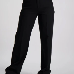 Kostymbyxor - Kostymbyxor från grunt köpta på kidsbrandstore för 599kr i rätt så bra skick. Skriv om ni vill ha egna bilder!❤️