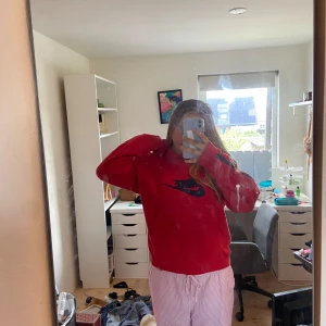 Nike hoodie - Säljer denna jätte fina nike hoodie. Den är köpt på nätet för 600, säljer pågrund av att den inte används. Skriv för fler bilder och eventuella imperfektioner. Går att pruta, använd köp nu, köpare står för frakt.