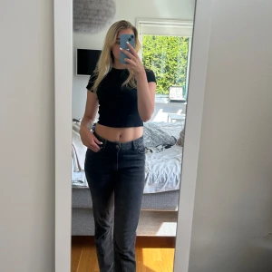 Svarta jeans - Svart/gråa jeans från zara. Modellen straight. Aldrig använda då dem ej kommer till användning.