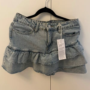 Jeanskjol  - Populär jeanskjol från Gina Tricot, aldrig använd, lapp finns kvar. Nypris 400kr. Köpare står för frakt.